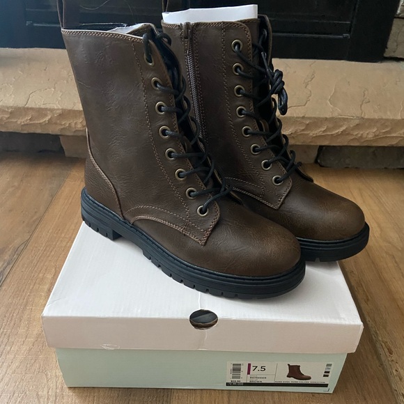 SO Shoes - NWT-SO Brown Combat Boots -Size 7.5